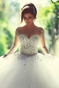 Milyen esküvői ruhát válasszon egy magas menyasszony?